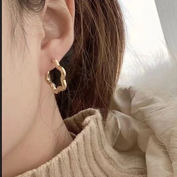 Gold huggie wavy earrings ✨ - Picture 3 of 5